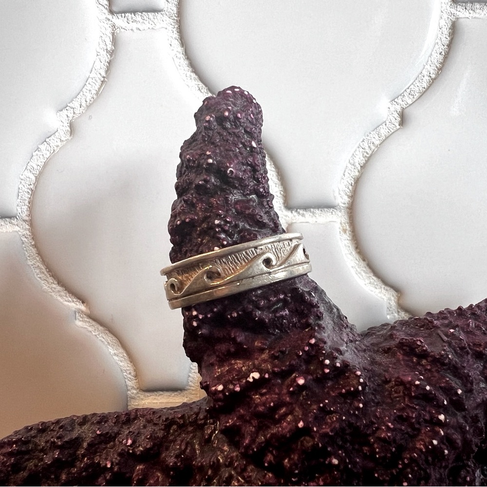 Silver wave pattern ring